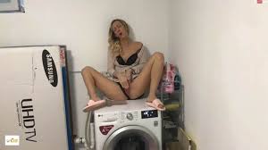 Izzy_Cat - Heimlicher Orgasmus auf der Waschmaschine - DirtyClips.to