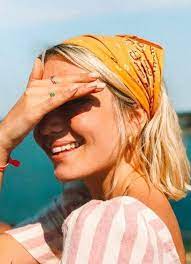 Tendencias De Accesorios Retro Que Vuelven Para 2020 Scarf Hairstyles Bandana Hairstyles Short Hair Styles