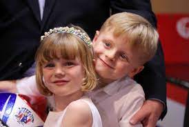 Es curioso, que en un principado en el que las estefanía y carolina de mónaco sentaron las bases de que es habitual estar meses sin aparecer, las informaciones en torno a charlene y su destino se produzcan de forma cíclica. Charlene De Monaco Toujours En Afrique Du Sud Elle Garde Le Moral Grace A Ses Enfants