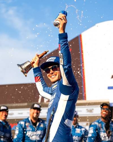 The bell rings once again for Kyle Larson Racing! 🔔