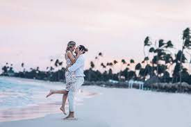 Beach marriage proposal