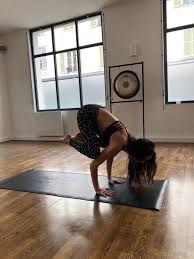 In all variations, these are arm balancing poses in which hands are planted on the floor, shins rest upon upper arms, and feet lift up. Bakasana Crow S Posture Les Amazones Parisiennes