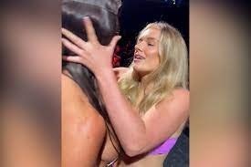 OnlyFans boxer kisses opponent in surprising twist | Marca