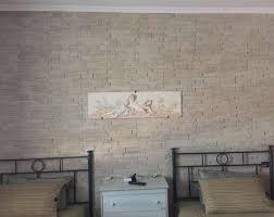 Una camera da letto in stile rustico con pareti in pietra grezza e soffitti con travi in legno è una soluzione unica. Rivestimento Quarzite New Entry Di Primiceri Rinnovare Con La Pietra