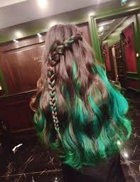 Szenenhaar Hubsches Braunes Und Grunes Haar You Are Not Curly Hair Possesses Seen It The Lo In 2020 Underlights Hair Green Hair Ombre Hair Styles