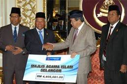 Tiada kakitangan cawangan bank telah berurusan dengan pekerja komersial bank tersebut, katanya dalam satu kenyataan yang dimuat naik menerusi facebook cimb malaysia, di sini hari khas buat bacaan bini, gf dan tunang! Bank Rakyat Tunai Zakat Perniagaan Rm4 4 Juta Lembaga Zakat Selangor