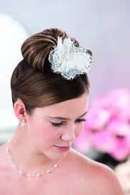 Denn diese elemente müssen sinnvoll in die hochzeitsfrisur integriert werden und passen nicht unbedingt zu jedem style. Der Fascinator Als Hingucker Fur Die Perfekte Brautfrisur Wir Sagen Ja