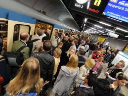 Der u bahnhof ist neben dem hauptbahnhof und odeonsplatz ein verkehrsknotenpunkt des münchner nahverkehrs. Munchen Unbekannter Reibt Sich Mit Seinem Geschlechtsteil In U Bahn An Frau 28 Bayern