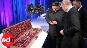 Doch wer ist wladimir putin? Kim Jong Un Gives Vladimir Putin A Sword At Final Summit Dinner Youtube