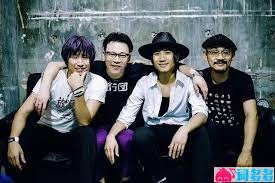 旅行团乐队、彭磊《和你Feat》歌词完整版- 词多多