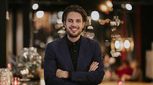 De vooravond is een nederlands praatprogramma van bnnvara dat sinds 31 augustus 2020 op werkdagen rechtstreeks wordt uitgezonden op npo 1. Renze Klamer Over De Vooravond Ik Achter De Piano Dat Was Het Grote Hoogtepunt Toch