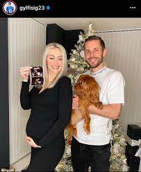 Alexandra and gylfi have a baby on the way where gylfi announced on instagram by posting pictures of him and his wife's baby bump. Everton Fc News On Twitter Huge Congratulations To Gylfi Sigurdsson And His Wife Alexandra On The News That They Are Expecting A Baby