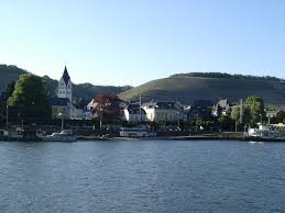 The area is popular for cycling and hiking. Datei Winningen Moselufer Jpg Wikipedia