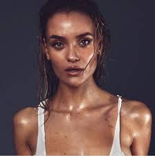 Mỹ nhân chân có xoáy làm tan nắng hè với bikini rựa lửa