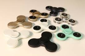 Pada dasarnya, benda ini adalah sebuah mainan serupa cakram, dengan satu poros yang umumnya dilengkapi dengan dua atau tiga laher (bearing) pada sisinya. Apa Benda Fidget Hand Spinner Ni Makin Ramai Pula Yang Terjebak Dan Terus Jadi Trend