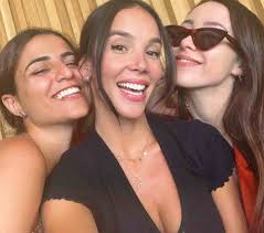Dopo aver preso parte a miss italia 2012 ha iniziato una carriera da modella che l'ha portata prima in tv come madre natura (a ciao darwin) e poi come personaggio televisivo in varie trasmissioni. Stasera Tutto E Possibile Paola Di Benedetto Chi E Instagram E Eta