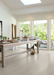 Pergo Laminatgulv Wide Long Plank Sensation Siberian Oak L0334 0568 I En Moderne Stue Klikk Her For A Oppdage Ditt Favorit Laminatgulv Gulv Moderne Stue