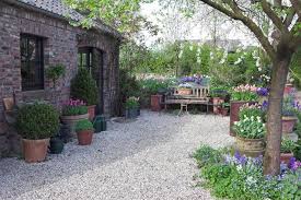 Gartengestaltung Mit Kies Und Splitt Bei Alteren Bauerngarten Verstarkt Kies Als Gestaltungselemen Cottage Garden Design Cottage Garden Backyard Garden Design