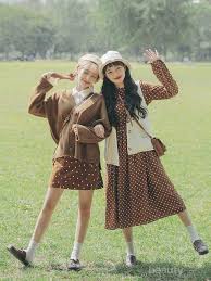 Baju couple model pasangan muslim sarimbit jaket kemeja sumber : Twins Look Gaya Kece Ala Korea Yang Bestfriend Goals Banget