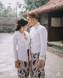 Calon pengantin kami, kak silvi+dhanan, dengan background suku yang berbeda, yaitu kak silvi dari medan sumatera utara dengan keturunan asli melayu dan kak dhanan dari jawa, yang saat ini tinggal di jakarta. 120 Traditional Prewedding Ideas In 2021 Indonesian Wedding Javanese Wedding Wedding Poses