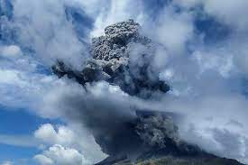 Gunung sinabung meletus, siswa sd panik. Gunung Sinabung Kembali Meletus Erupsi Kelima Pada Tahun Ini Halaman All Kompas Com
