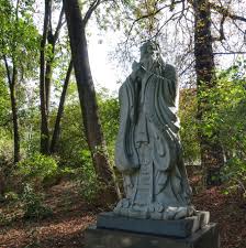 Munich Germany Munchen Deutschland Dichtergarten Im Finanzgarten Mit Konfuziusstatue Munchen Deutschland Statue Garten