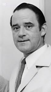 İHANETİN BEDELİ Sahibesinin soğuk öfkesi çığlıklardan ve tehditlerden daha  kötüydü. Crawfie artık geri dönüş olmayacağını anladı. Çünkü artık ne özür  dilemesi ne de pişman olduğunu belirtmesi bir işe yaramayacaktı. 1950'de  Windsor'lar kendilerine