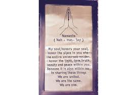 With respect and reverence, namasté is when you bow your head and say namasté at the end of a yoga practice, you have the chance to do. Yoga Begrussung Namaste Bedeutung Der Grussformel Neue Wege Blog