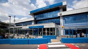 البرق يعطل حركة الطيران بمطار في لندن