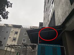 Bố mẹ cháu tiễn khách ra về, khi đang đi lên nhà thì nghe mọi người hô hoán có cháu bé rơi từ trên cao xuống, chạy xuống xem thì phát hiện cháu bé là con của họ'. R8hrdls8rsjqmm