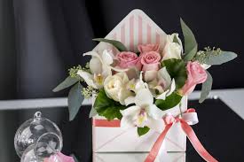 Book fontainebleau, miami beach on tripadvisor: Boxed Flower Arrangement In White And Pink Colors Cvetochnye Kompozicii Cvety Kompoziciya