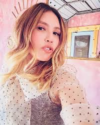 Kelli Wilson's Instagram, Twitter & Facebook