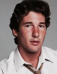 OFICIAL Y CABALLERO Pues hoy el caballero Richard Gere cumple 70 años.  Desde aquí le deseamos muchas felicidades y que cumpla muchos más. Su voz  habitual en castellano es Salvador Vidal. Y