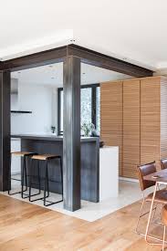 Dans Ce Sejour Recouvert D Un Parquet En Bois Clair Le Choix S Est Porte Sur La Pose D Une Parquet En Bois Clair Cuisine Industrielle Separation Cuisine Salon