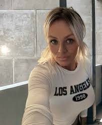 Har haft en toppen helg hade t.o.m. folk på visningen av lägenheten idag.  Kändes super, en blev riktigt fäst vid lägenheten. Känns lite lovande att  det börjar rulla på iallafall ☺️ Det