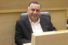 تتّحد طالبات مهمّشات في مدرسة الروابي للبنات لمواجهة شلّة من المتنمّرات، فيضعن خططًا جريئة لمحاسبة كلّ واحدة منهنّ. Jx1c Xfctmsjtm