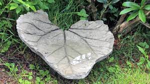 Halloween deko garten beton gießen garten beton stoffbahnen diy gartenprojekte garten gestalten gartenkunst diy anleitungen selber machen. Vogeltranke In Blattform Aus Beton Giessen Ndr De Ratgeber Garten