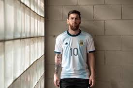 Camisetas, pantalones, equipaciones completas, accesorios. Asi Es La Nueva Camiseta Que Usara La Seleccion Argentina En La Copa America Infobae