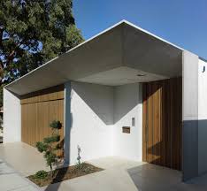 From stairs to plants, retaining walls and beyond, discover the top 50 best slope landscaping ideas. This House Design On Sloped Land Highlights All Benefits Of Hillside Homes Architecture Beast
