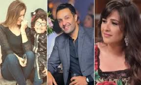 وائل عبد العزيز شقيق ياسمين عبد العزيز خرج بتعليق ناري عندما وجه له سؤالاً هل شقيقته مرتبطة عاطفياً بأحمد العوضي؟فرفض الرد بشكل صريح قائلاً: Ù…Ø§ Ø¨ÙŠØµØ±ÙØ´ Ø¹Ù„Ù‰ Ø§Ø¨Ù†Ù‡ Ø¸Ù‡ÙˆØ± Ù…ÙØ§Ø¬Ø¦ Ù„Ø·Ù„ÙŠÙ‚Ø© Ø´Ù‚ÙŠÙ‚ ÙŠØ§Ø³Ù…ÙŠÙ† Ø¹Ø¨Ø¯ Ø§Ù„Ø¹Ø²ÙŠØ² ÙÙŠ Ø£Ø²Ù…ØªÙ‡ Ù…Ø¹ Ø§Ù„ÙÙ†Ø§Ù†Ø© Ø§Ù„Ù…Ø¯ÙŠÙ†Ø© Ù†ÙŠÙˆØ²