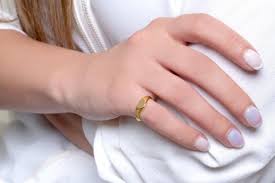 Karena jari manis mewakili suami dan istri, selama hidup anda dan pasangan anda akan terus melekat satu sama lain. 5 Fakta Jari Kelingking Tidak Selemah Yang Kamu Kira Lho