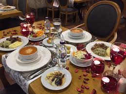 Sevgilinizle baş başa romantik bir akşam yemeği için en romantik sofra süsleme önerileri bu yazımızda. Bursa Romantik Restaurant Cafe Kesfedin