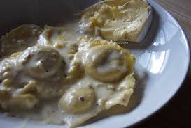 Quando si dice ravioli di zucca si pensa subito alla versione mantovana con gli amaretti nella farcia per ovviare a questo problema, vi proponiamo una versione di ravioli di zucca senza l'uso di amaretti. Ravioli Ai Funghi Con Salsa Al Brie Arancia E Cannella