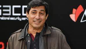 A lui, il merito di avere dato volto all'italiano medio, con i suoi vizi e suoi vezzi, sempre a un passo dal banale ma comunque eroico nella sua ordinaria. Chi E Renata Del Turco Moglie Di Emilio Solfrizzi Dilei