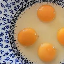Biasanya ini terjadi pada ayam betina muda yang baru mulai bertelur, atau manusia sengaja merekayasa haha, gw sering gan. Wanita Inggris Temukan Telur Langka 4 Kuning Dalam 1 Cangkang Global Liputan6 Com