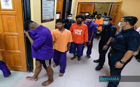 Mahkamah sesyen alor gajah memindahkan kes seorang ketua pegawai perbadanan, atas pertuduhan memiliki item berunsur perbuatan keganasan dan kumpulan. Bernama Pesalah Pkp Dipenjara Beserta Denda Mahkamah