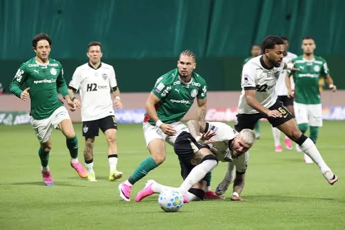 Palmeiras perde para o Atl&eacute;tico-MG e v&ecirc; vantagem para o Flamengo cair no Brasileir&atilde;o