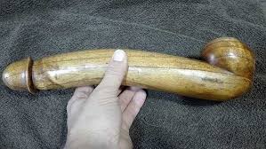 10.000 penes de madera pulida. Golpea Al Ladron Con Una Polla De Madera Y Lo Deja Inconsciente