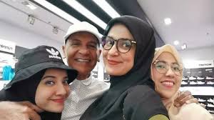 Umur 71 tahun) adalah pemeran dan sutradara indonesia. Mkaukh6howwcym