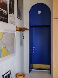 Tendance Couleur Bleu Klein Idees Pour L Adopter Appartement Retro Amenagement Entree Maison Amenagement Appartement